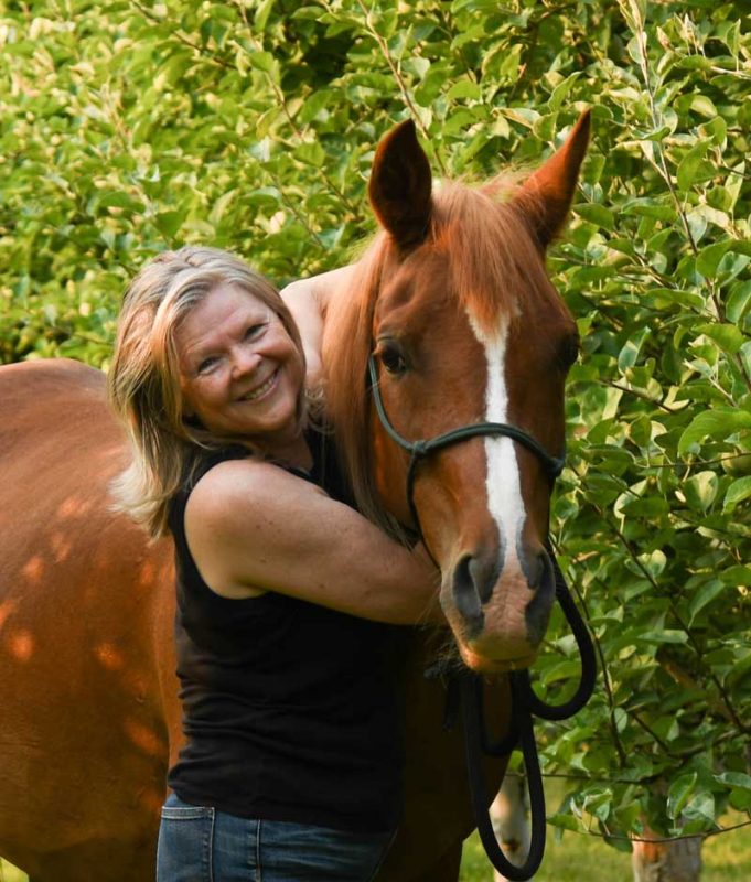 artist-victoria-molloy-with-her-horse-dancer